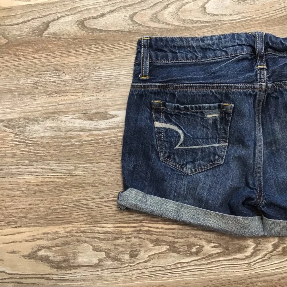 American Eagle Mid Rise Distressed Cut Off Jeans 00